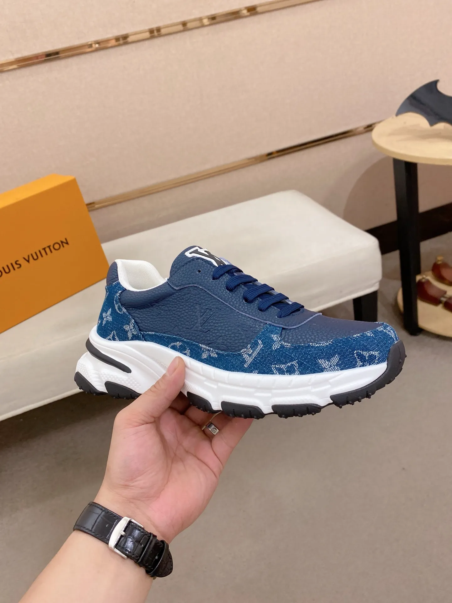 Men's shoes 442💰louis vuitton (Louis Vuitton/lv)🔍🔍The new counters are on sale at the same time. The uppers are imported from Italy. ⃣️Re-engraved🇮🇹💪💪, ⚠Sole: The original sole is specially provided by the original factory, the exclusive movable molded sole is super comfortable, ⚠Original and single goods 🔍high quality, you can enter and leave the counter at will, welcome to compare⚠. Code number: 38-44 (45/customized, non-refundable)
